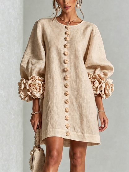 Indara | Vestido mini blanco con botones con motivos florales y mangas con detalles en flores originales.