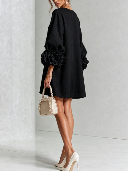 Indara | Vestido mini blanco con botones con motivos florales y mangas con detalles en flores originales.