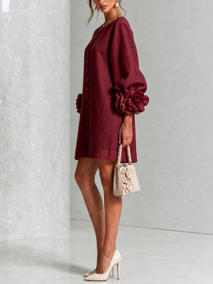 Indara | Vestido mini blanco con botones con motivos florales y mangas con detalles en flores originales.
