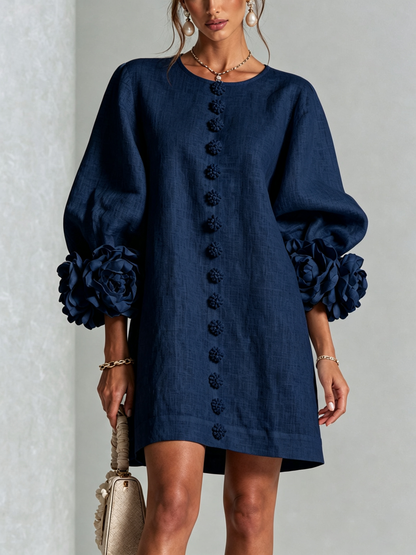 Indara | Vestido mini blanco con botones con motivos florales y mangas con detalles en flores originales.