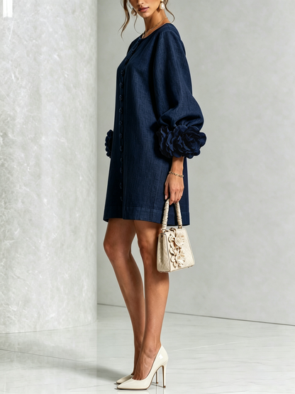 Indara | Vestido mini blanco con botones con motivos florales y mangas con detalles en flores originales.