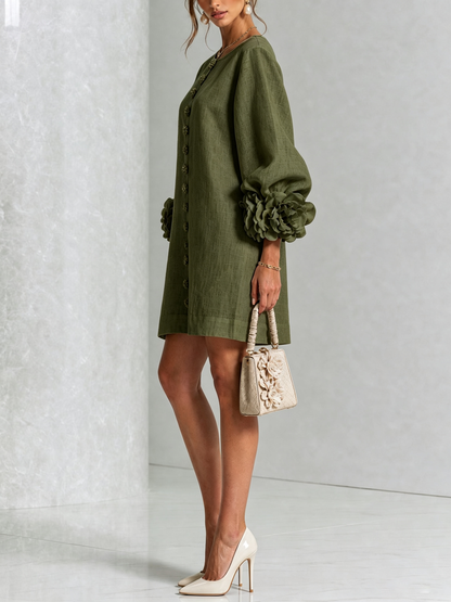 Indara | Vestido mini blanco con botones con motivos florales y mangas con detalles en flores originales.