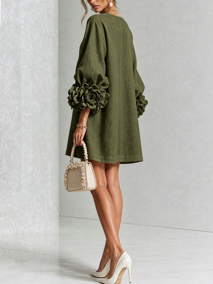 Indara | Vestido mini blanco con botones con motivos florales y mangas con detalles en flores originales.