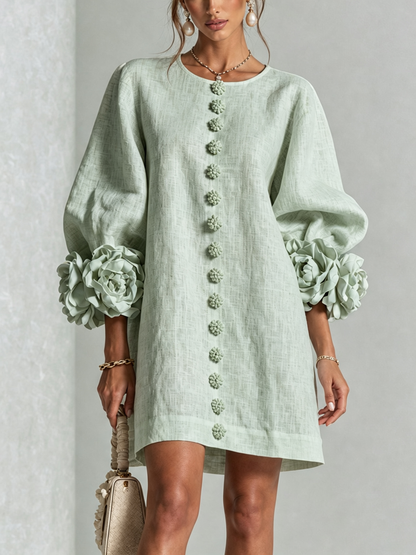 Indara | Vestido mini blanco con botones con motivos florales y mangas con detalles en flores originales.