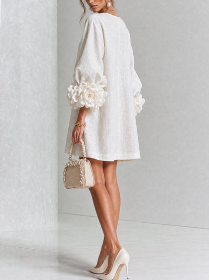 Indara | Vestido mini blanco con botones con motivos florales y mangas con detalles en flores originales.