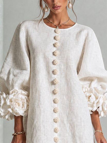 Indara | Vestido mini blanco con botones con motivos florales y mangas con detalles en flores originales.